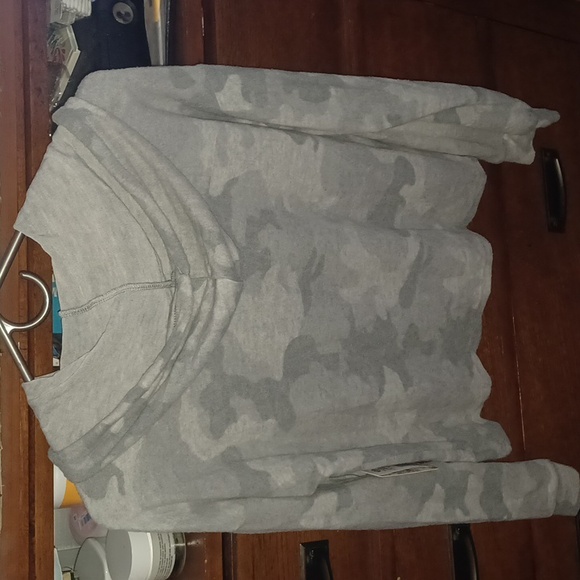 New Camo Fleece pull over Top - Picture 4 of 6